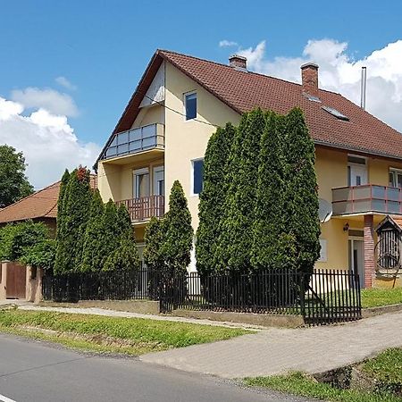 Apartament Grosses Ferienhaus Plattensee Balaton - Nyaralo Haz 6 Szobaval, 5 Fuerdoszobaval, 3000 Nm Szolad Zewnętrze zdjęcie