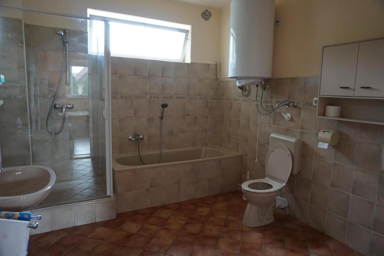 Apartament Grosses Ferienhaus Plattensee Balaton - Nyaralo Haz 6 Szobaval, 5 Fuerdoszobaval, 3000 Nm Szolad Zewnętrze zdjęcie