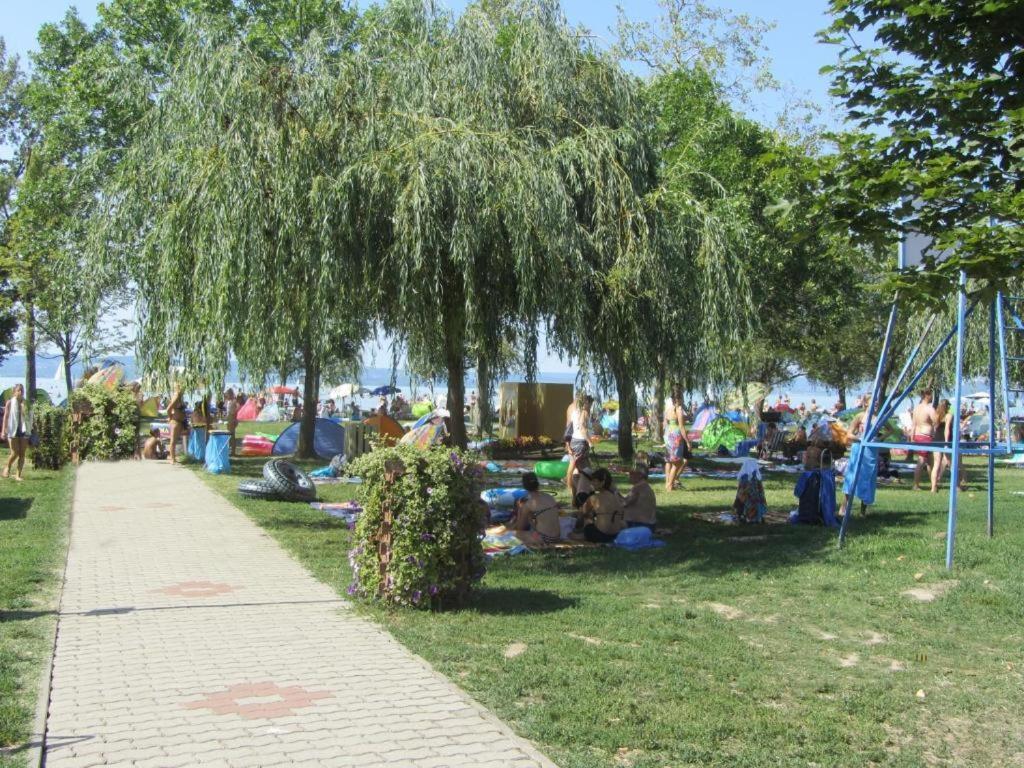 Apartament Grosses Ferienhaus Plattensee Balaton - Nyaralo Haz 6 Szobaval, 5 Fuerdoszobaval, 3000 Nm Szolad Zewnętrze zdjęcie