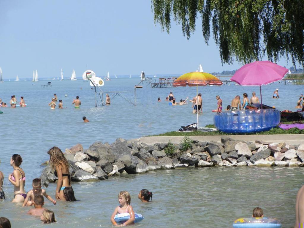 Apartament Grosses Ferienhaus Plattensee Balaton - Nyaralo Haz 6 Szobaval, 5 Fuerdoszobaval, 3000 Nm Szolad Zewnętrze zdjęcie